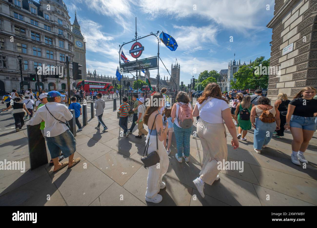 Westminster, Londres, Royaume-Uni. 30 juillet 2024. Les touristes à Westminster apprécient la journée la plus chaude de l'année à Londres. Crédit : Malcolm Park/Alamy Live News Banque D'Images