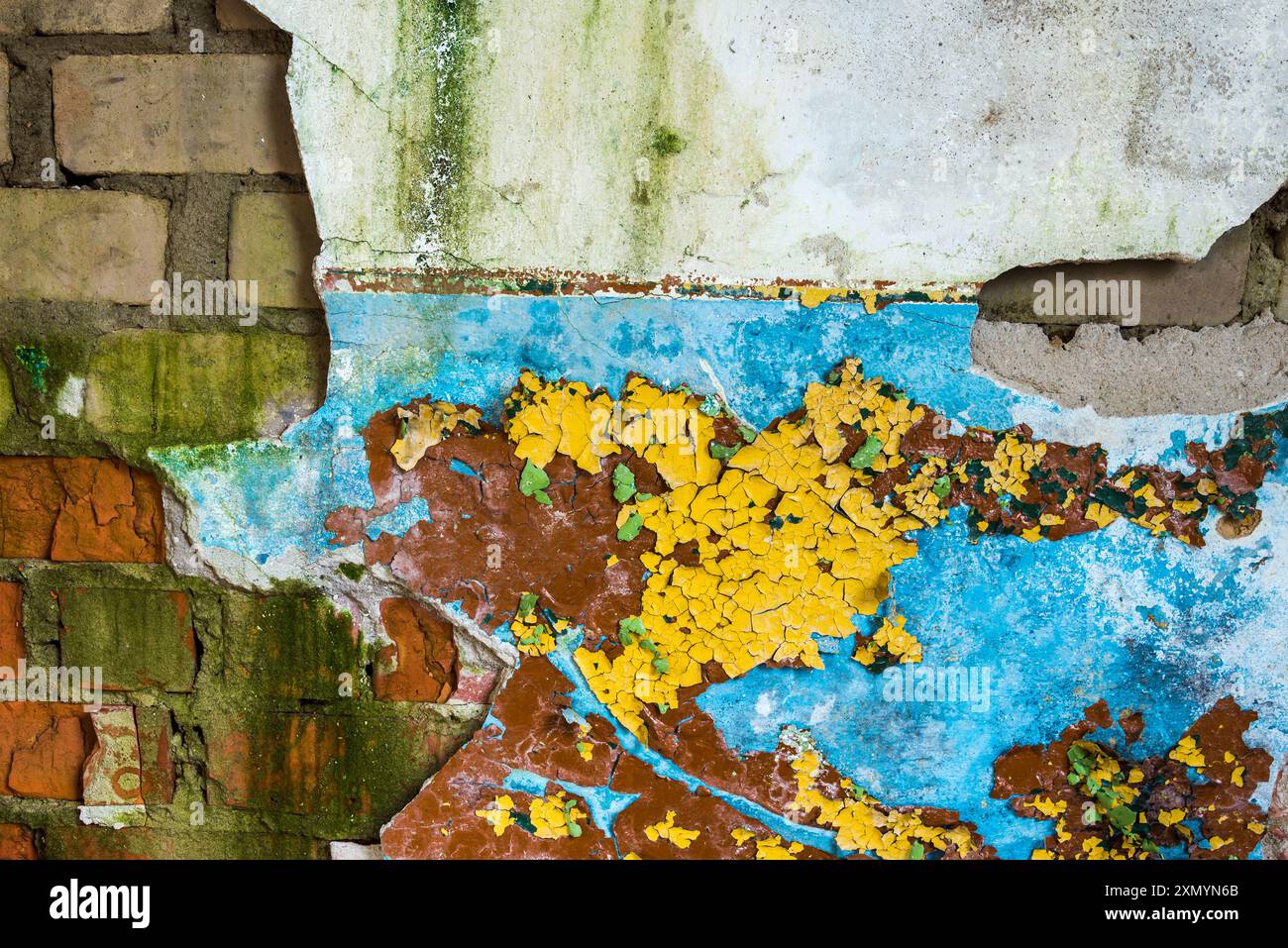 Texture d'un vieux mur de briques blanches cassées avec du plâtre effrayant et de la peinture colorée pelée Banque D'Images