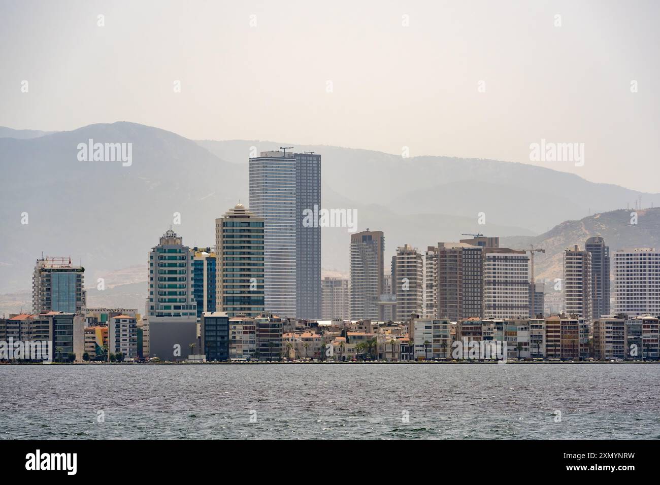 Vue sur les gratte-ciel et les bâtiments à Bayrakli, Izmir depuis la mer Banque D'Images