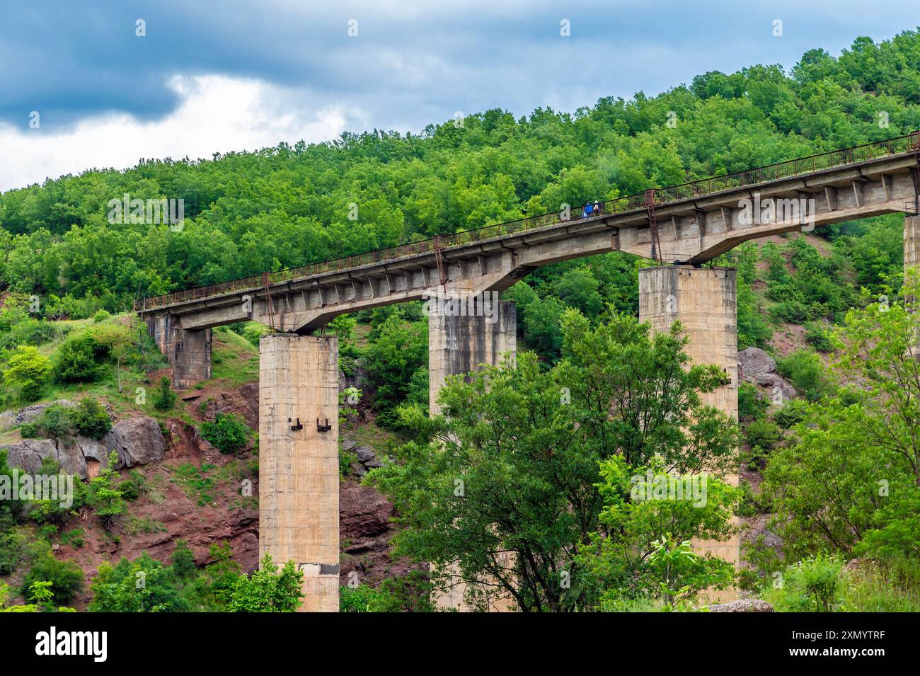 Une vue vers une partie du chemin de fer de l'ère communiste aujourd'hui désaffecté près de Podgradec, Albanie en été Banque D'Images