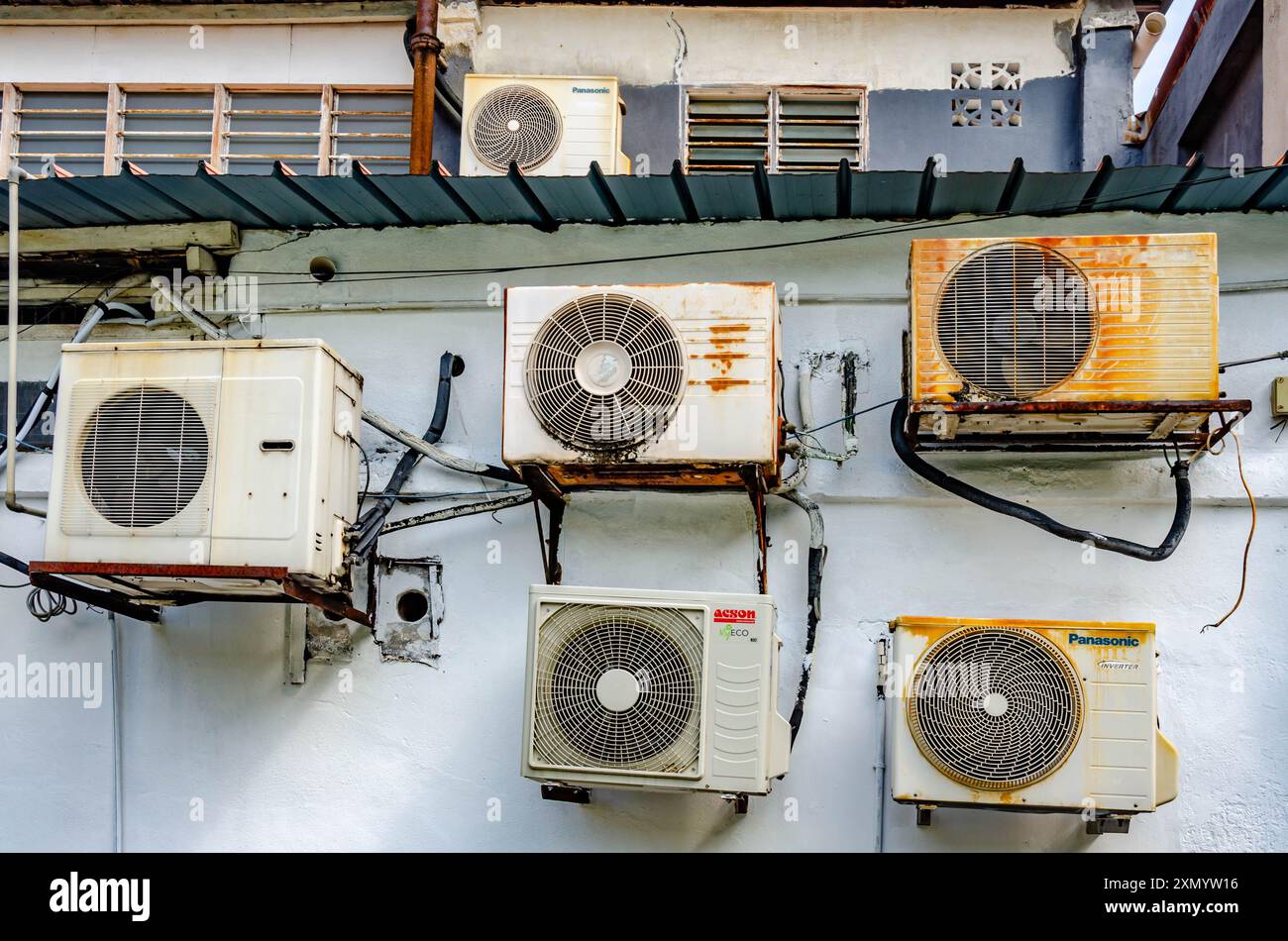 Vieilles unités de climatisation altérées sur le mur extérieur d'un bâtiment à Penang, Malaisie Banque D'Images