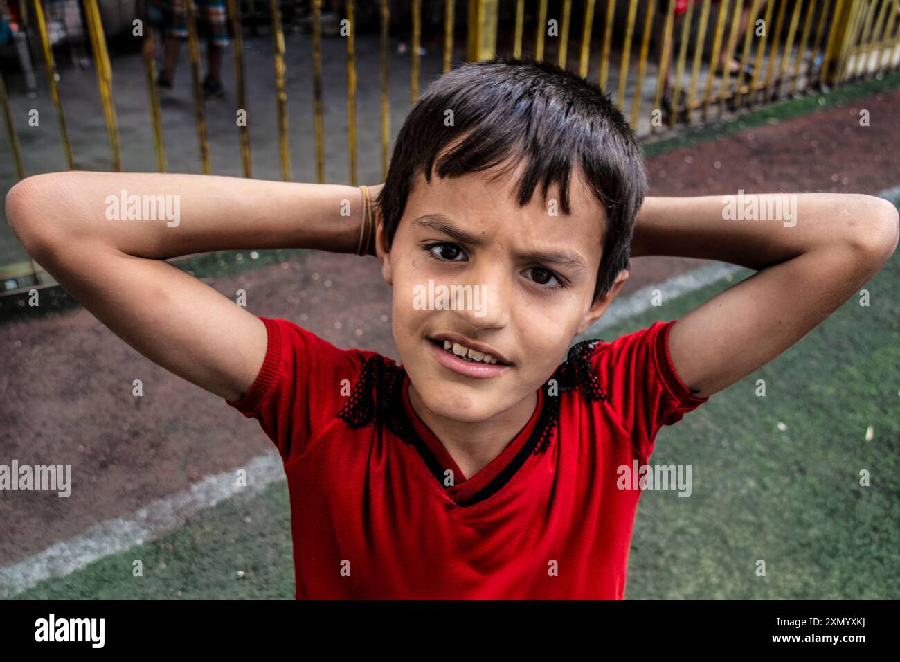 Beyrouth, Liban, 30 juillet 2024. Les enfants palestiniens du camp de réfugiés de Shatila jouent au baby-foot malgré les conditions de vie difficiles, mettant en vedette resi Banque D'Images