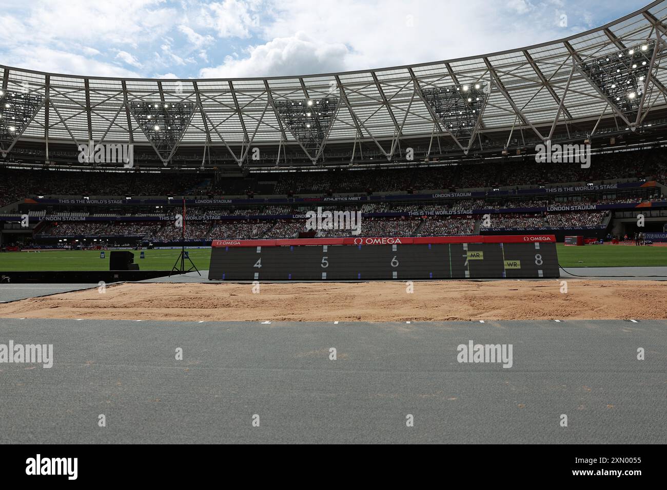 Vue de la fosse de long Jump avec le stade derrière la London Diamond League 2024 Banque D'Images