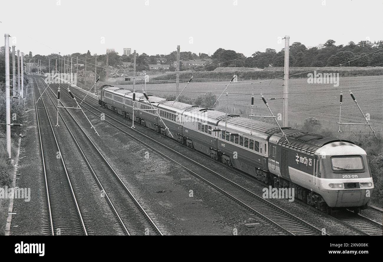 Années 1970, British Railways, un train électrique Inter-City 125 (no 253011), sur la ligne principale de la côte est nouvellement électrifiée, dont certaines parties ont été électrifiées entre 1975 et 1978. Banque D'Images