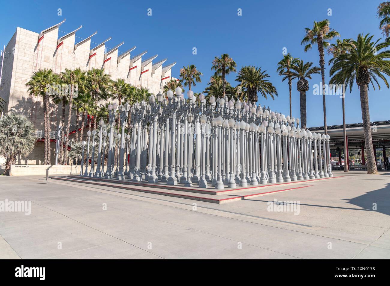 Los Angeles, CA, États-Unis : juillet 26 2024 : sculpture Urban Light de l'artiste Chris Burden est exposée en permanence au Los Angeles County Museum of Art à Lo Banque D'Images