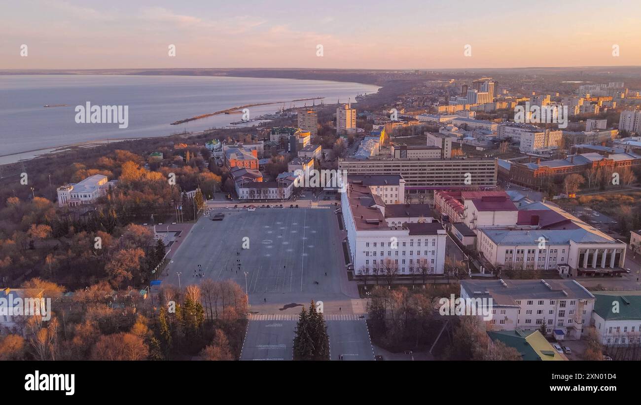 La photo aérienne d'Oulianovsk, une ville sur la rivière Volga, en Russie, avec vue panoramique, place de la ville, parc, bâtiments soviétiques et mémorial Vladimir Lénine Banque D'Images