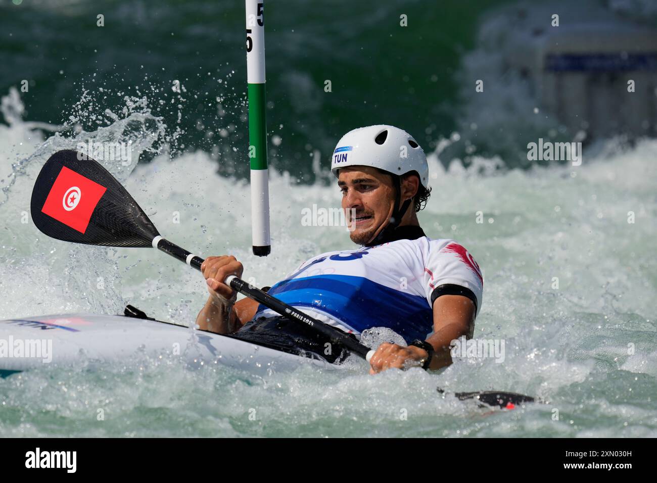 Salim Jemai of Tunisia competes in the men's kayak single heats at the 2024 Summer Olympics, Tuesday, July 30, 2024, in Vaires-sur-Marne, France. (AP Photo/Kirsty Wigglesworth) Banque D'Images