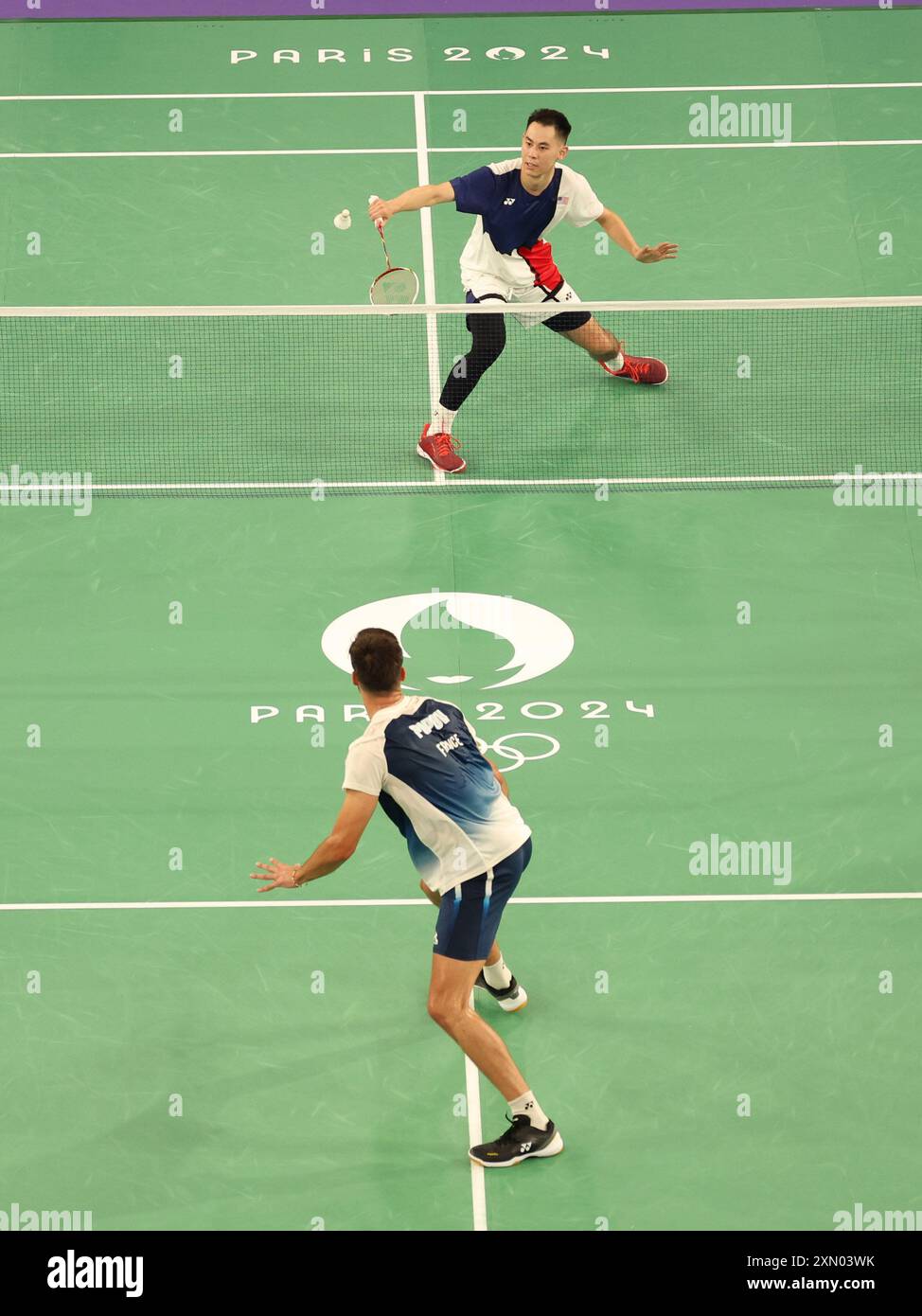 Paris, France. 30 juillet 2024. L'américain Howard Shu affronte le Français Toma Junior Popov en simple de Badminton masculin le mardi 30 juillet 2024, quatrième jour des Jeux olympiques de Paris. Popov a gagné le match 21-12, 21-11. Photo de Hugo Philpott/UPI crédit : UPI/Alamy Live News Banque D'Images