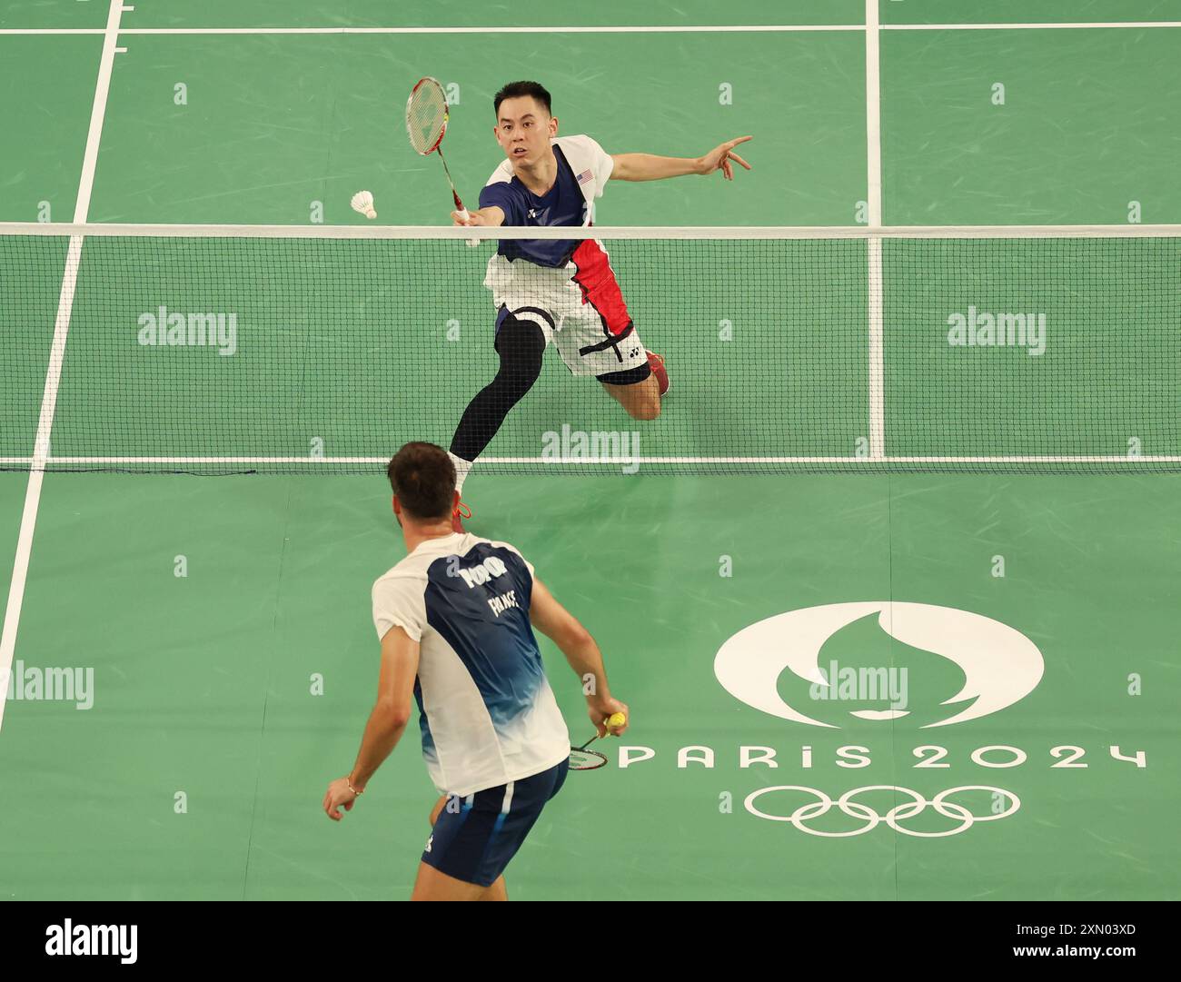 Paris, France. 30 juillet 2024. L'américain Howard Shu affronte le Français Toma Junior Popov en simple de Badminton masculin le mardi 30 juillet 2024, quatrième jour des Jeux olympiques de Paris. Popov a gagné le match 21-12, 21-11. Photo de Hugo Philpott/UPI crédit : UPI/Alamy Live News Banque D'Images