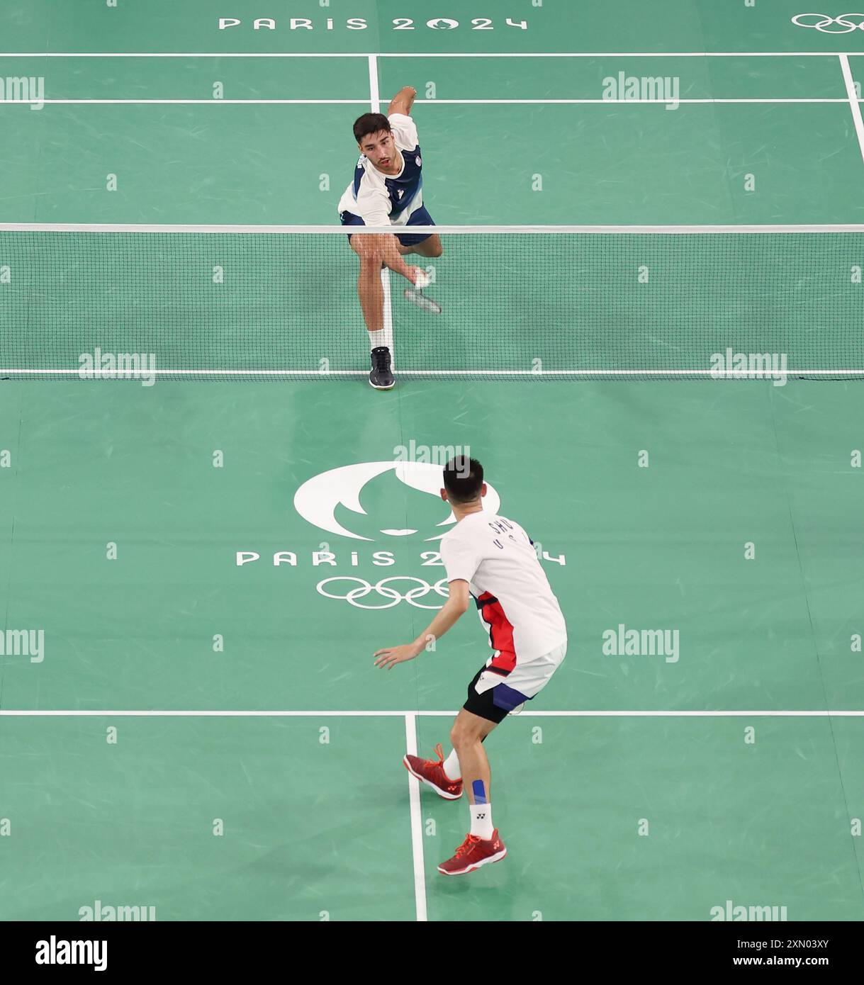 Paris, France. 30 juillet 2024. L'américain Howard Shu affronte le Français Toma Junior Popov en simple de Badminton masculin le mardi 30 juillet 2024, quatrième jour des Jeux olympiques de Paris. Popov a gagné le match 21-12, 21-11. Photo de Hugo Philpott/UPI crédit : UPI/Alamy Live News Banque D'Images