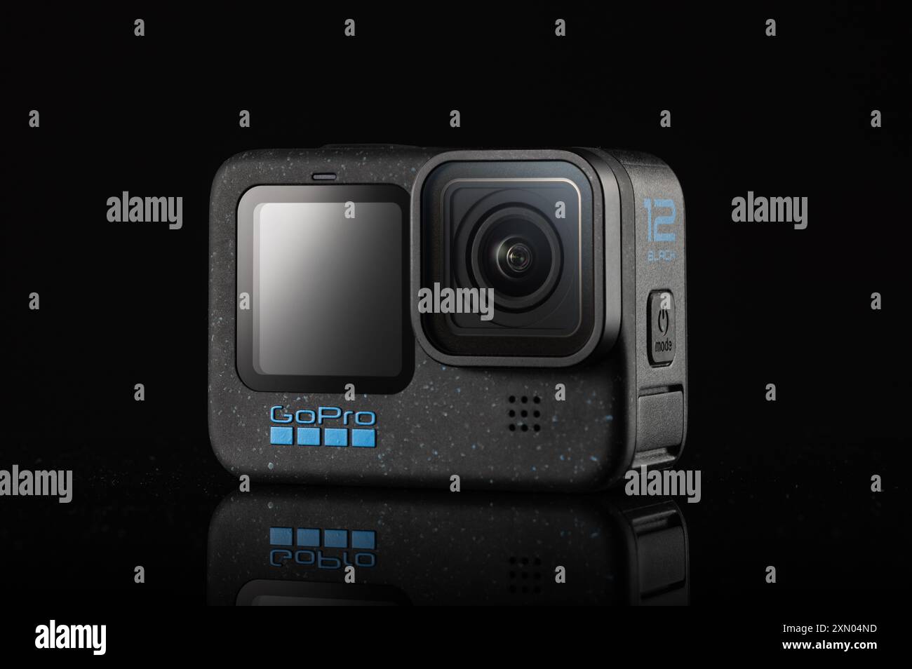 Caméra d'action GoPro Hero 12 avec affichage pour selfie isolé sur fond noir Banque D'Images