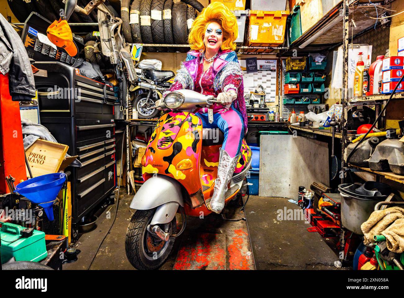 Édimbourg, Royaume-Uni. 30 juillet, 2024 photo : Ginger Johnson chevauche un cyclomoteur coloré dans un atelier de moto. Reine régnante de RuPaul's Drag Race UK, la célèbre performeuse Ginger Johnson, échange sa couronne contre un casque de crash alors qu'elle présente son tout nouveau spectacle Ginger Johnson Blows Off ! Vers Edinburgh Fringe 2024.. Crédit : Rich Dyson/Alamy Live News Banque D'Images