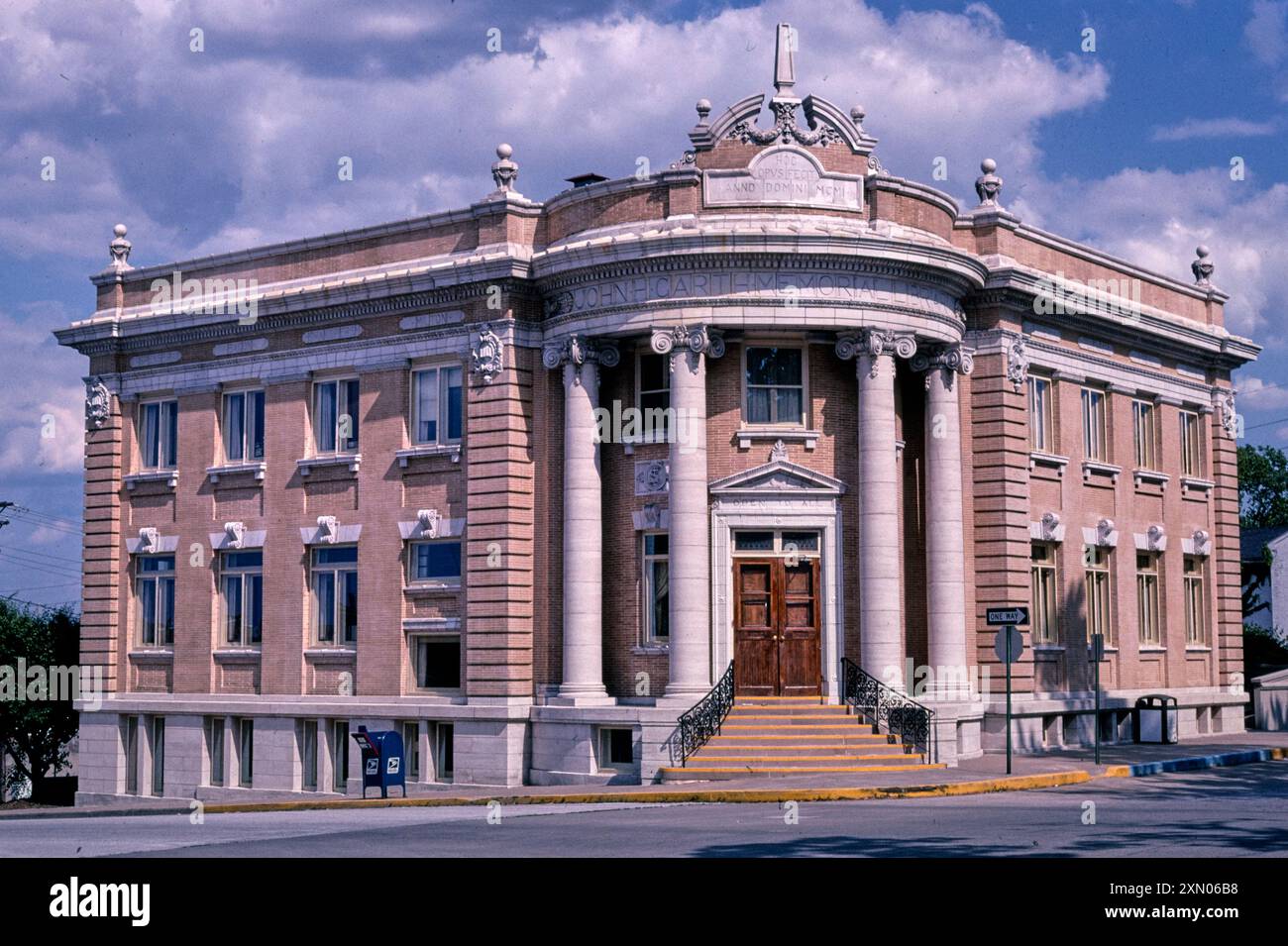 John H. Garth Memorial Library, vue en diagonale, Fifth & Church Streets, Hannibal, Missouri, 2003 Banque D'Images