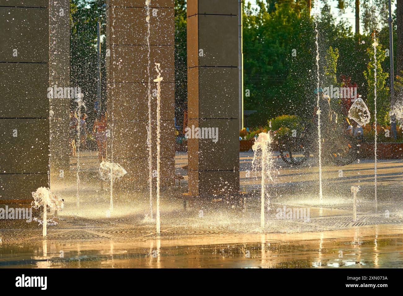 structure ornementale dans une piscine ou un lac à partir de laquelle un ou plusieurs jets d'eau sont pompés dans l'air Banque D'Images