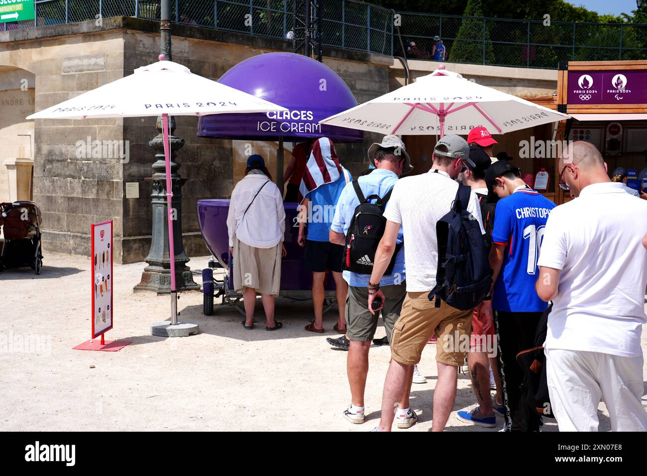 Les spectateurs font la queue pour une glace à la Concord le quatrième jour des Jeux Olympiques de Paris 2024 en France. Date de la photo : mardi 30 juillet 2024. Banque D'Images