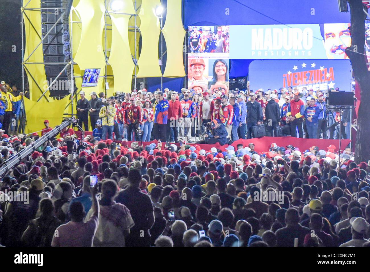 Le président Nicolas Maduro prononce un discours au Palais de Miraflores, après que le Conseil électoral national l'ait déclaré vainqueur des élections présidentielles au Venezuela. Des centaines de personnes sont descendues dans la rue pour protester dans l'après-midi du 29 juillet, après que le Conseil électoral national (CNE) ait annoncé la veille que le candidat vénézuélien et président Nicolás Maduro était le « vainqueur irréversible ». Le rassemblement a commencé dans l'un des quartiers les plus emblématiques de la ville, 'El Petare'. Les chants exprimaient leur insatisfaction à l'égard du résultat. La situation s'est aggravée lorsque le Nati bolivarien Banque D'Images