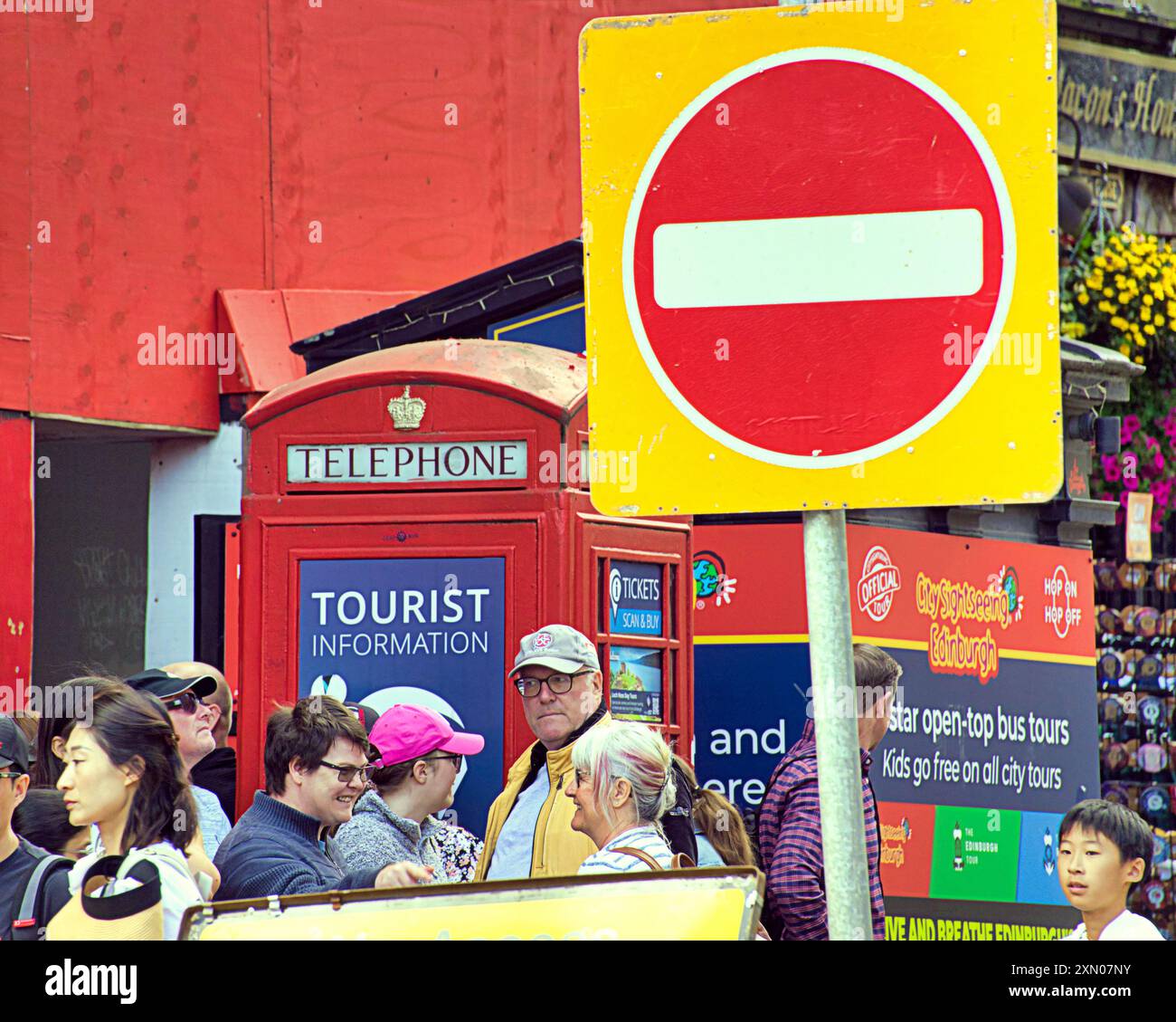 Édimbourg, Écosse, Royaume-Uni. 30 juillet. 2024. Météo britannique : le festival ensoleillé d'Édimbourg a vu des touristes sur le Royal Mile, princes Street avec ses jardins et le monticule tandis que la ville affichait des affiches des événements à venir. Crédit Gerard Ferry /Alamy Live News Banque D'Images