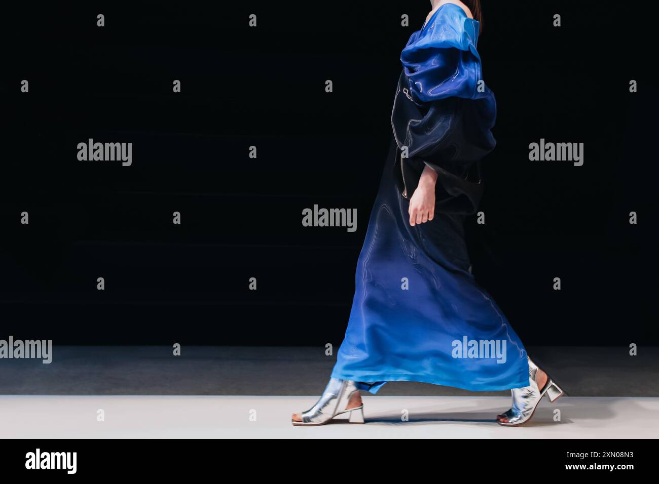 Robe en satin de designer bleu créatif sur figure féminine, détails de mode sur fond noir, espace de copie Banque D'Images
