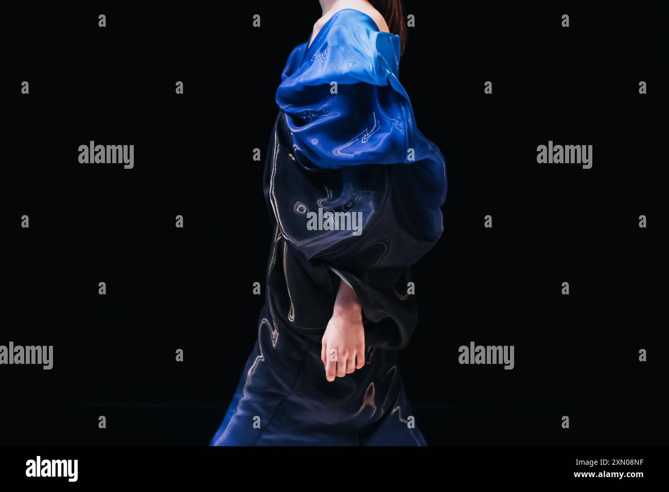 Robe en satin de designer bleu créatif sur figure féminine, détails de mode sur fond noir, espace de copie Banque D'Images
