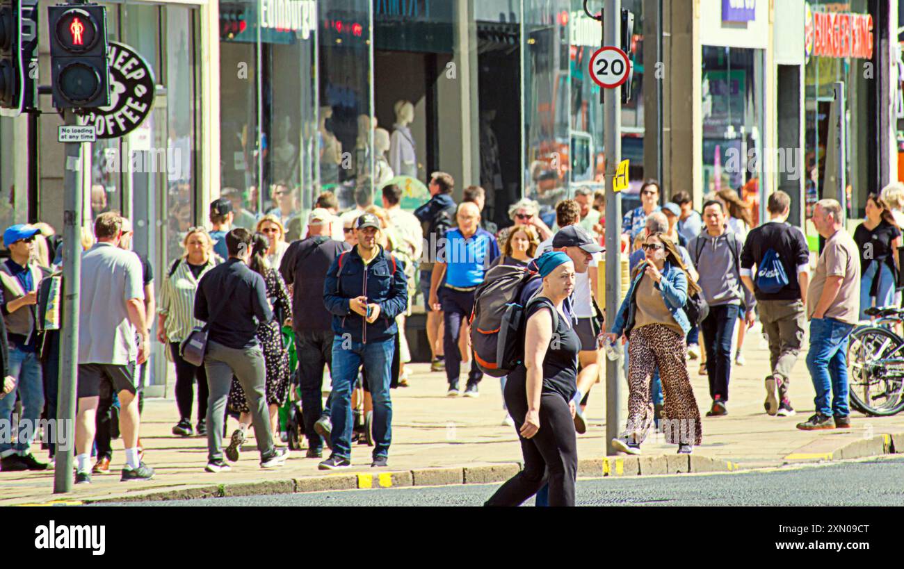 Édimbourg, Écosse, Royaume-Uni. 30 juillet. 2024. Météo britannique : le festival ensoleillé d'Édimbourg a vu des touristes sur le Royal Mile, princes Street avec ses jardins et le monticule tandis que la ville affichait des affiches des événements à venir. Crédit Gerard Ferry /Alamy Live News Banque D'Images