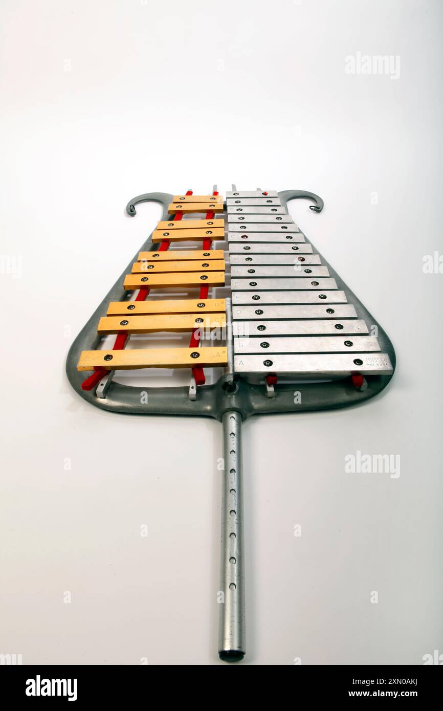 Bell Lyre, Bell Lyra, Marching Glockenspiel avec deux couleurs métalliques distinctes pour les notes naturelles et accidentelles. Fabriqué par Musser, USA Banque D'Images