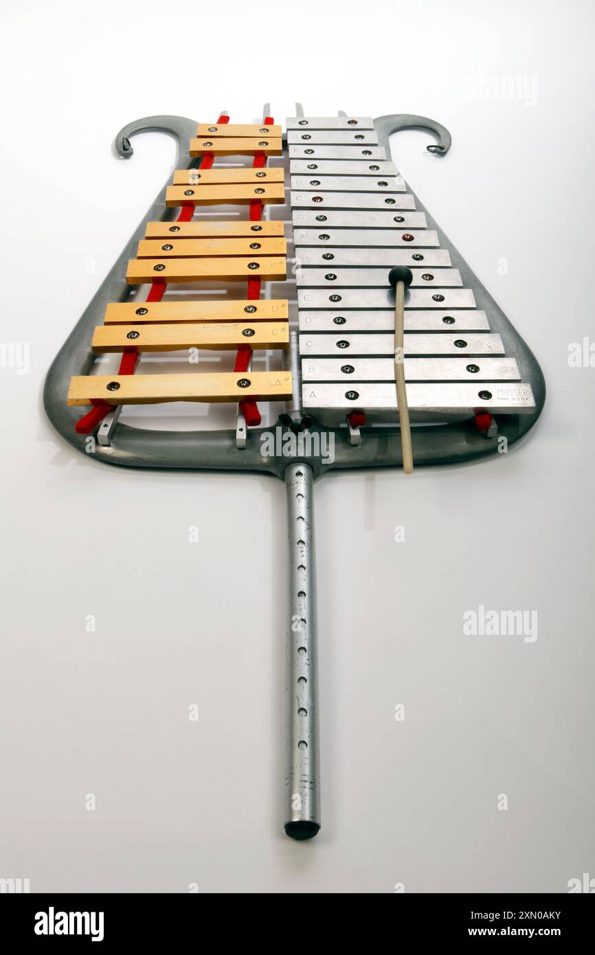 Bell Lyre, Bell Lyra, Marching Glockenspiel avec deux couleurs métalliques distinctes pour les notes naturelles et accidentelles. Fabriqué par Musser, USA Banque D'Images
