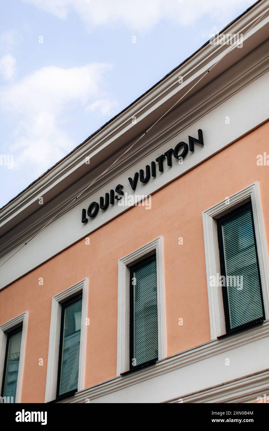 Façade vintage historique de boutique de mode avec logo Louis Vuitton Banque D'Images