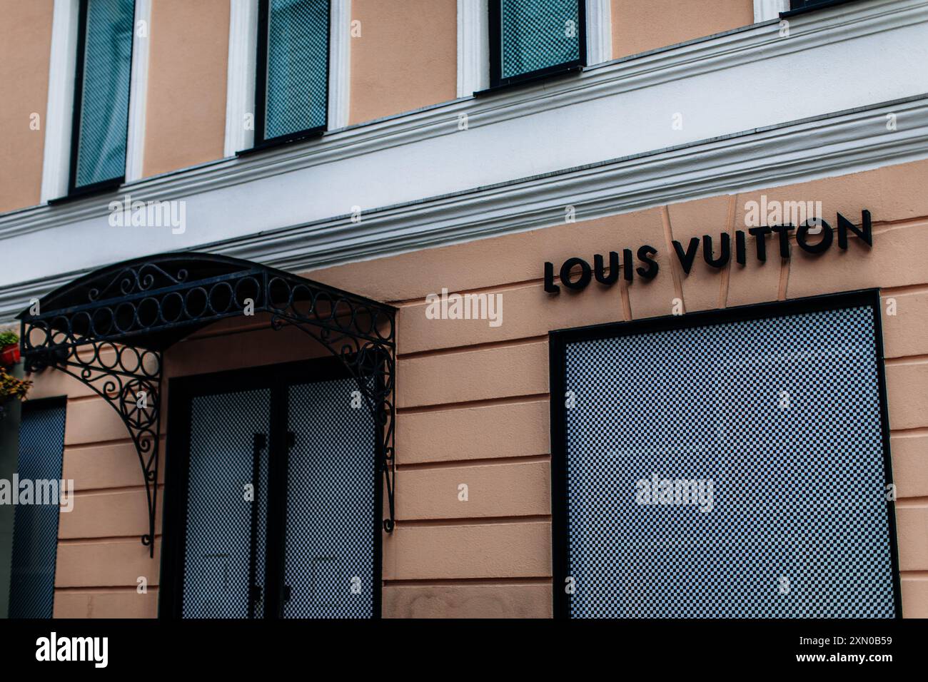 Façade vintage historique de boutique de mode avec logo Louis Vuitton Banque D'Images
