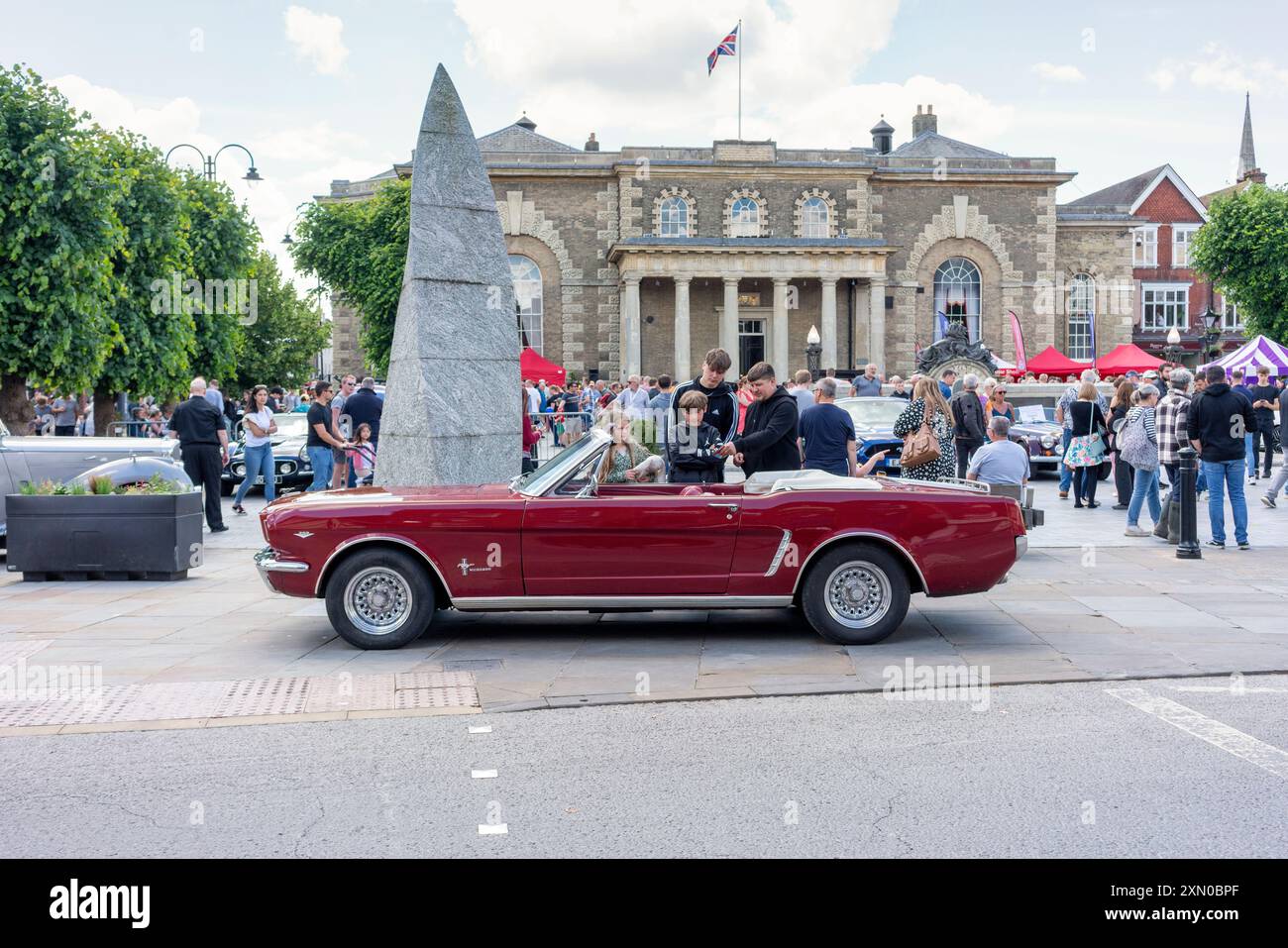 Les gens admirant une Ford Mustang classique Banque D'Images