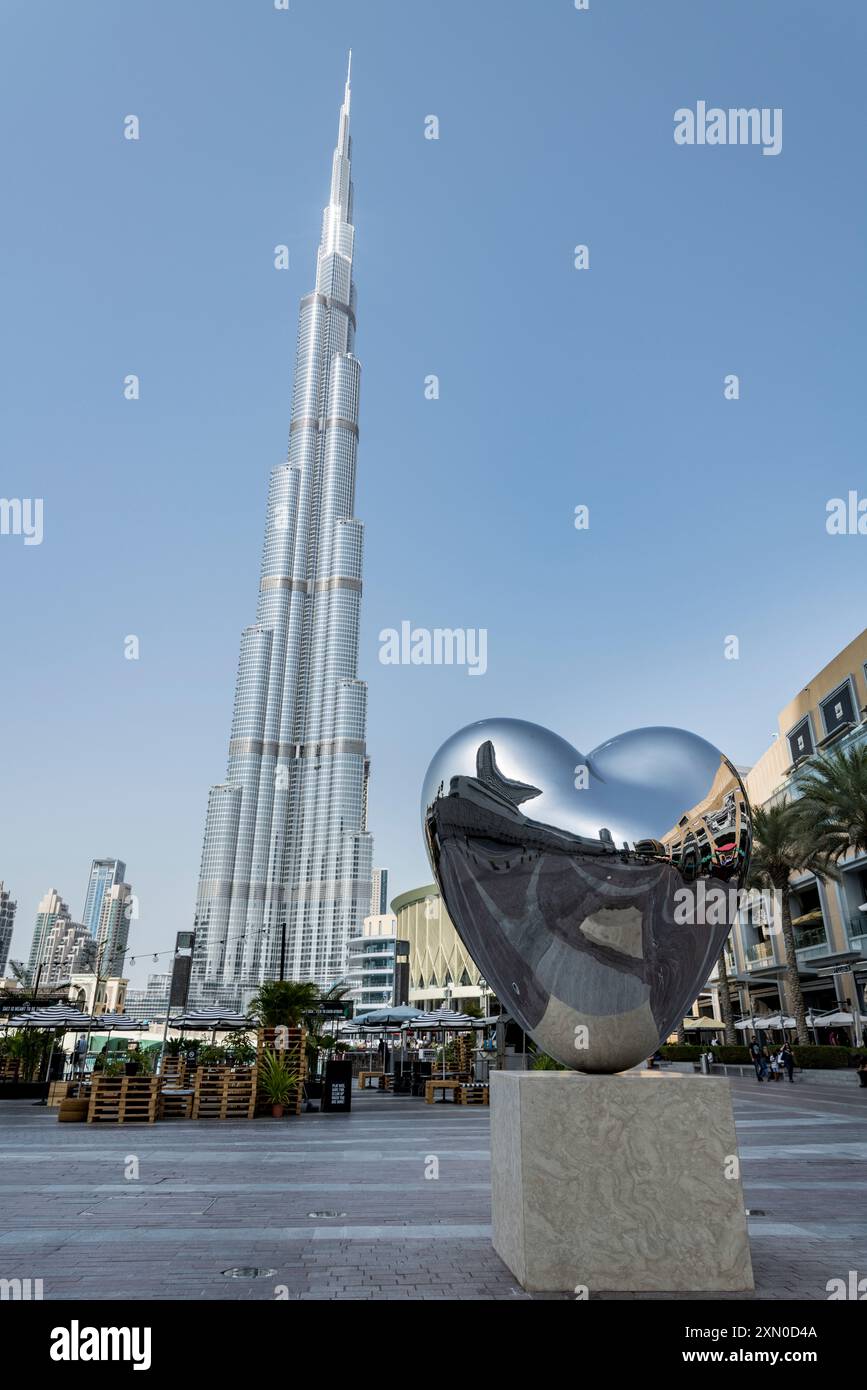 Émirats arabes Unis, Dubaï, 15 février 2018. Burj Khalifa avec un coeur en acier poli au premier plan contre un ciel dégagé Banque D'Images