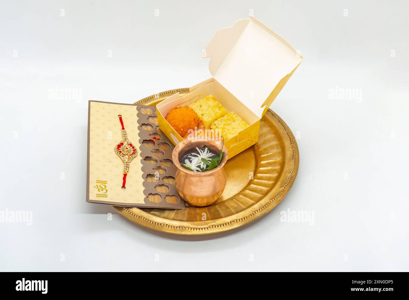 Rakshya Bandhan Janai Purnima célébration avec Rakhee et Puja assiette avec fruits et bonbons hindous Banque D'Images Rakshya Bandhan Janai Purnima célébration avec Rakhee et Puja assiette avec fruits et bonbons hindous Banque D'Images