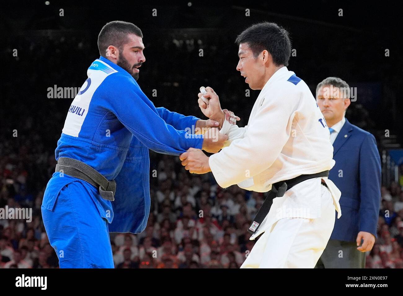 Japan's Takanori Nagase and Georgia's Tato Grigalashvili, left, compete during their men -81kg final match in team judo competition at Champ-de-Mars Arena during the 2024 Summer Olympics, Tuesday, July 30, 2024, in Paris, France. (AP Photo/Eugene Hoshiko) Banque D'Images