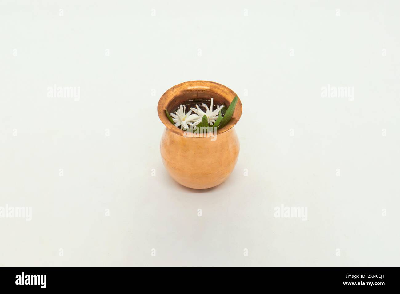 Puja Thali, Kalash pour avoir adoré les dieux hindous. Ustensiles de célébration Diwali Banque D'Images