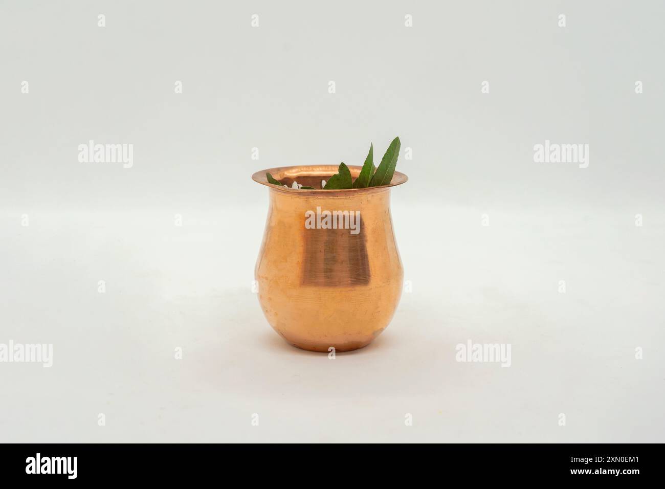 Puja Thali, Kalash pour avoir adoré les dieux hindous. Ustensiles de célébration Diwali Banque D'Images