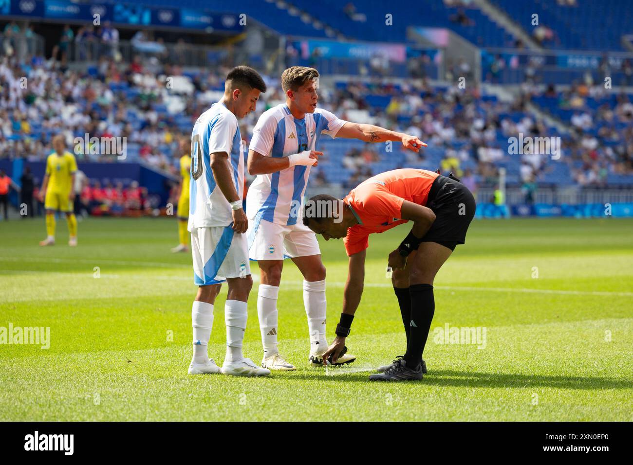 Lyon, France. 30 juillet 2024. Lyon, France, 30 juillet 2024 : coup franc à l'Ukraine lors du match de football masculin du Groupe B des Jeux Olympiques Paris 2024 entre l'Ukraine et l'Argentine au stade de Lyon à Lyon, France. (ANE Frosaker/SPP) crédit : SPP Sport Press photo. /Alamy Live News Banque D'Images