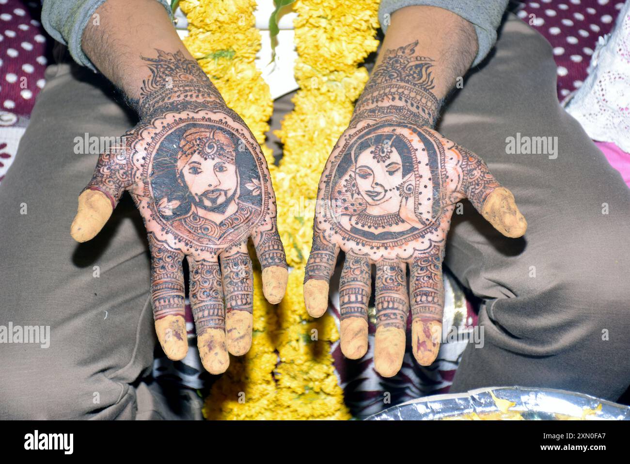 Mains de henné de Groom, tradition matrimoniale hindoue., cérémonie de mariage en Inde, tradition matrimoniale hindoue., cérémonie de mariage en Inde Banque D'Images