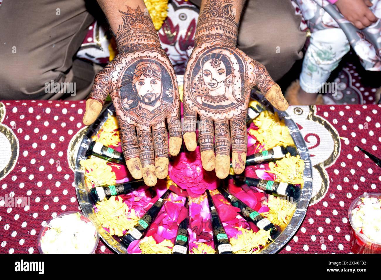 21-01-2022, Dewas, Inde, mains de henné du marié, tradition matrimoniale hindoue., cérémonie de mariage en Inde, tradition matrimoniale hindoue., cerem de mariage en Inde Banque D'Images