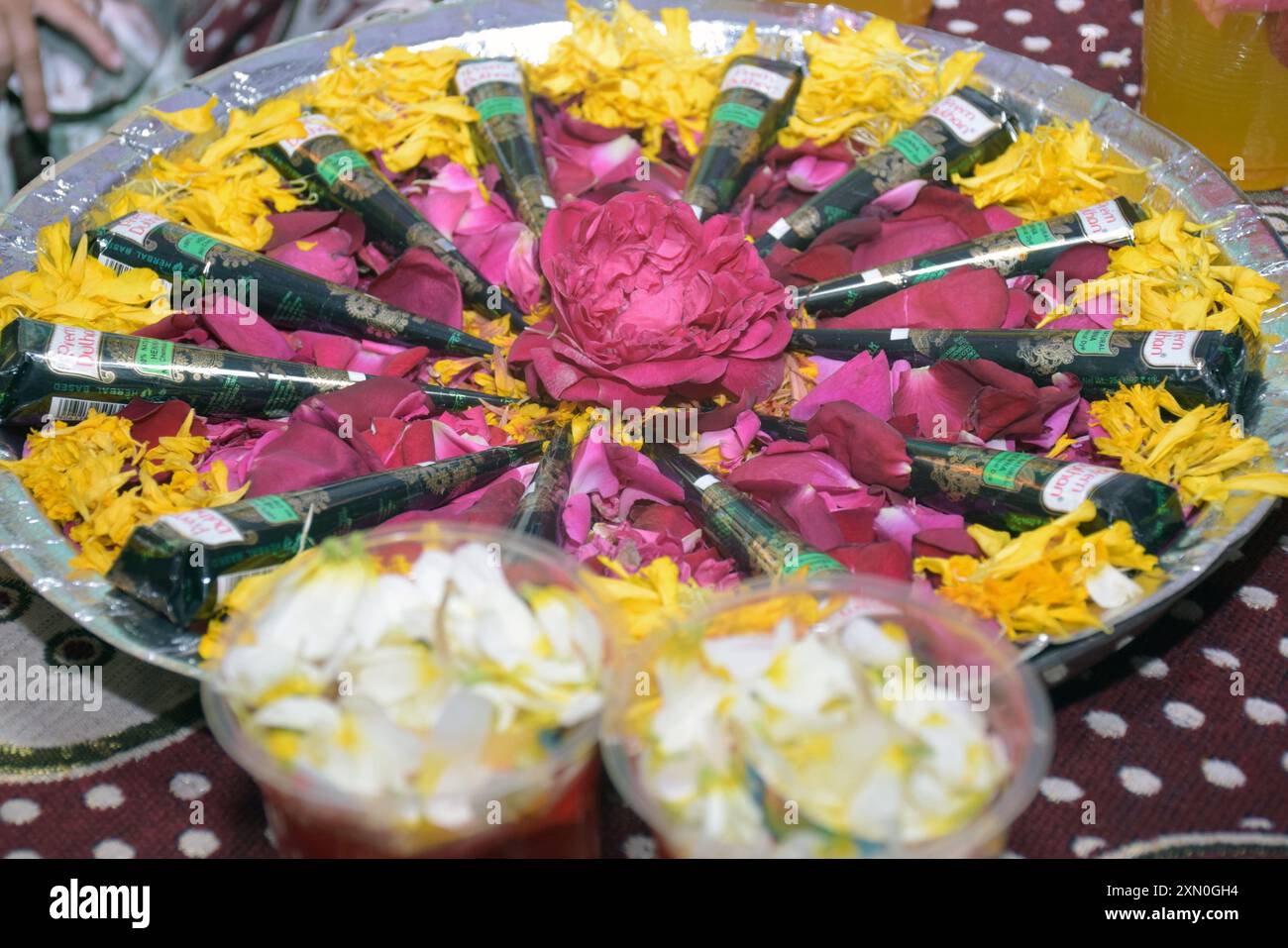 21-01-2022, Dewas, Inde, cône HennaMehendi placé dans plaque décorée en Inde. Mehndi Cone dans mariage, cérémonie Mehandi Banque D'Images