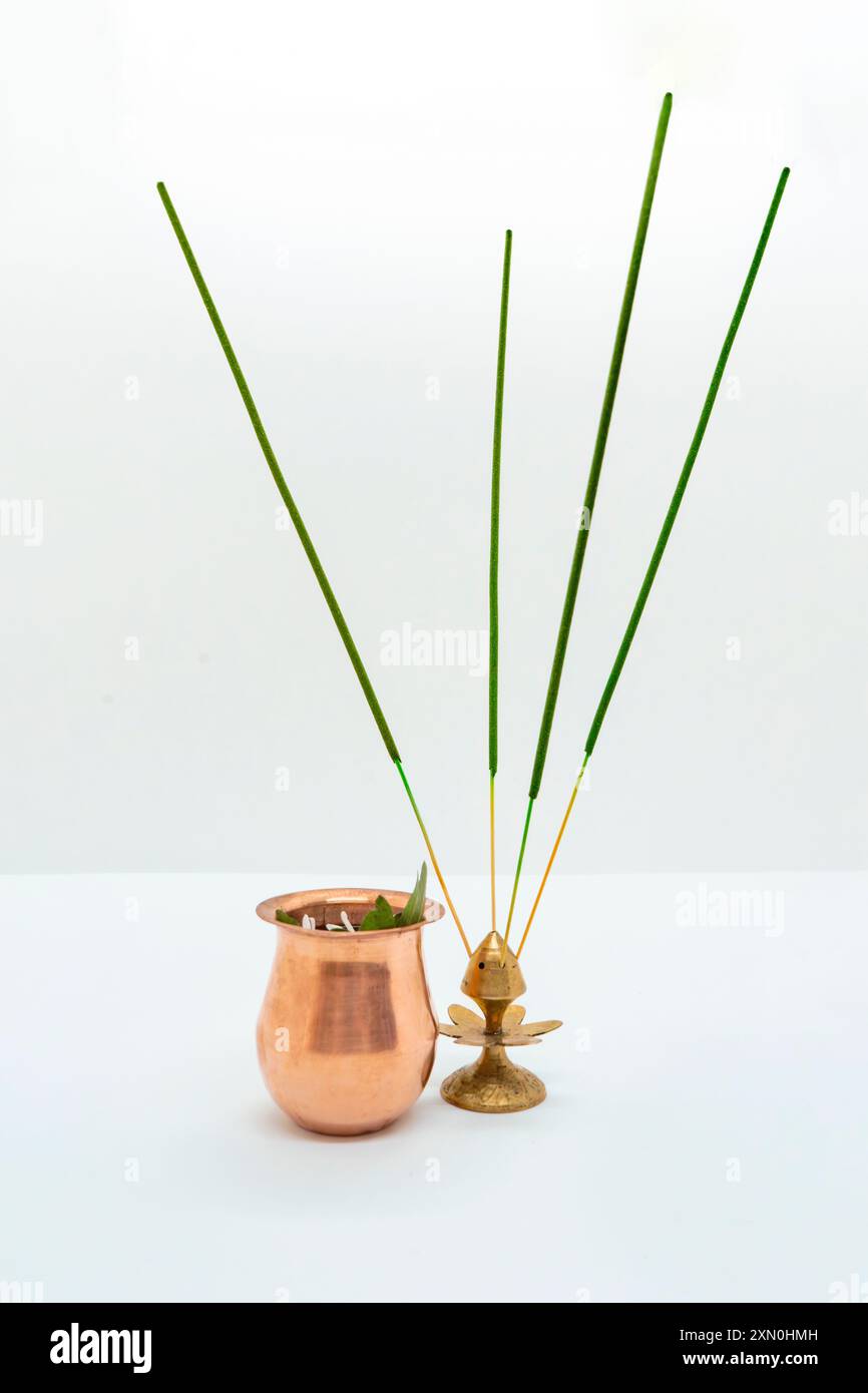 Puja Thali, Kalash pour avoir adoré les dieux hindous. Ustensiles de célébration Diwali Banque D'Images