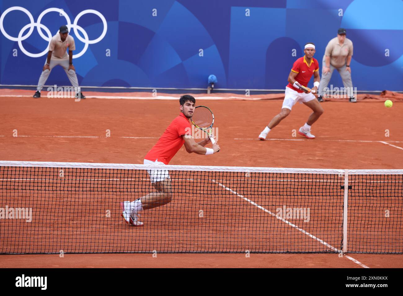 Paris, France. 30 juillet 2024. Jeux olympiques de Paris : Tennis : doubles masculins : Carlos Alcaraz et Rafael Nadal, d’Espagne, en action contre talon Griekspoor et Wesley Koolhoff, des pays-Bas, à Roland Garros lors des Jeux olympiques de Paris en 2024. Banque D'Images