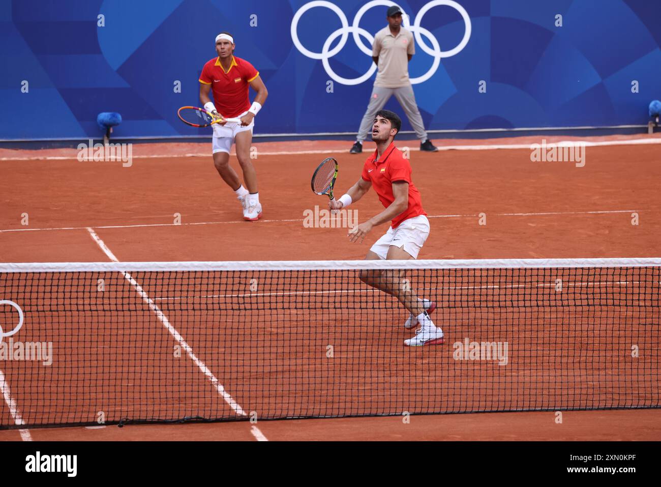 30 juillet 2024, Paris, France - Jeux Olympiques de Paris : Tennis : doubles masculins : Carlos Alcaraz et Rafael Nadal, espagnols, en action contre talon Griekspoor et Wesley Koolhoff, néerlandais, à Roland Garros, lors des Jeux Olympiques de 2024 à Paris. Banque D'Images