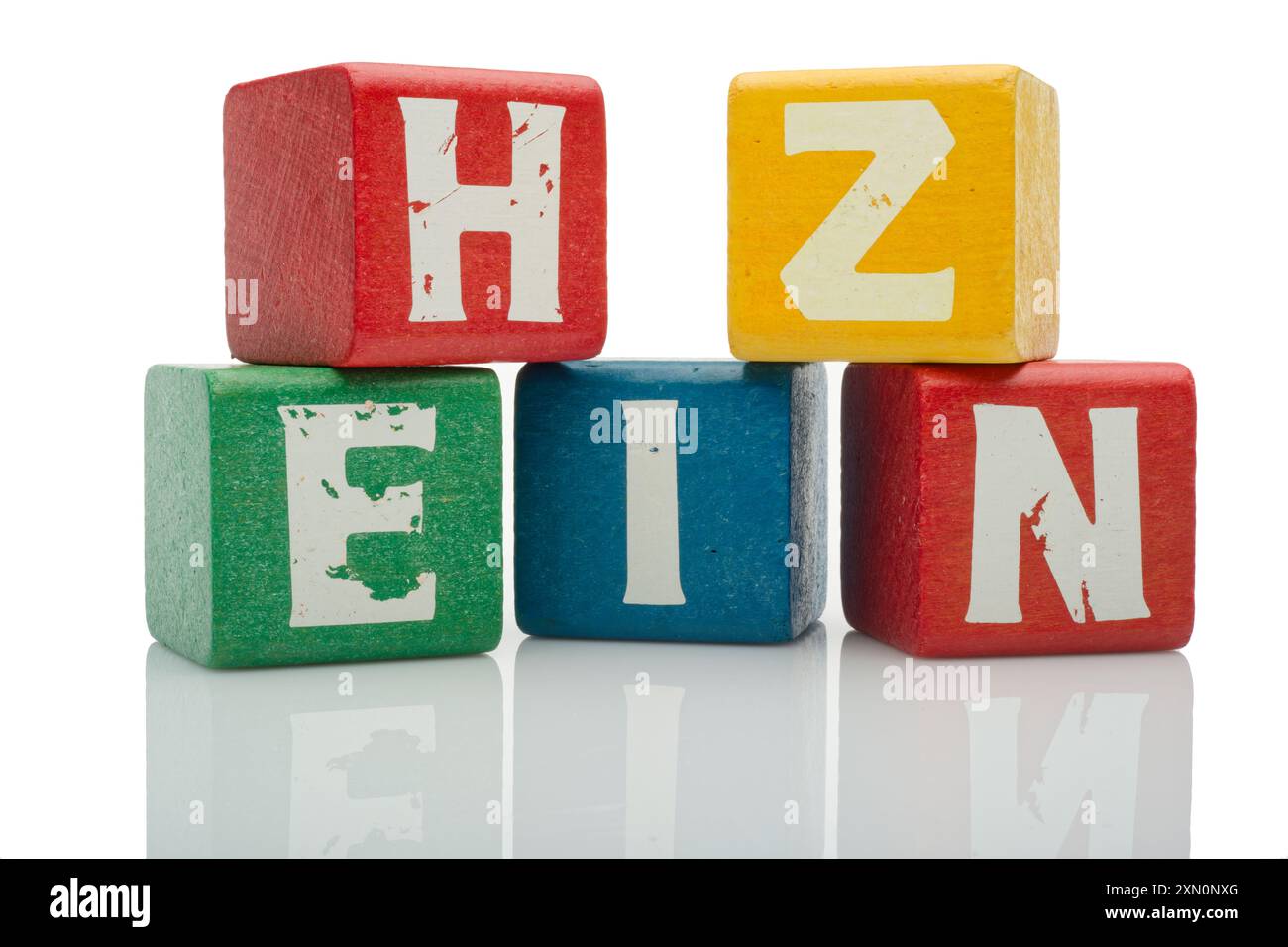 Petits blocs de construction colorés pour enfants orthographiant le nom 'Heinz'. Jouet éducatif pour jeunes enfants. Cubes en bois pour un apprentissage créatif. Banque D'Images