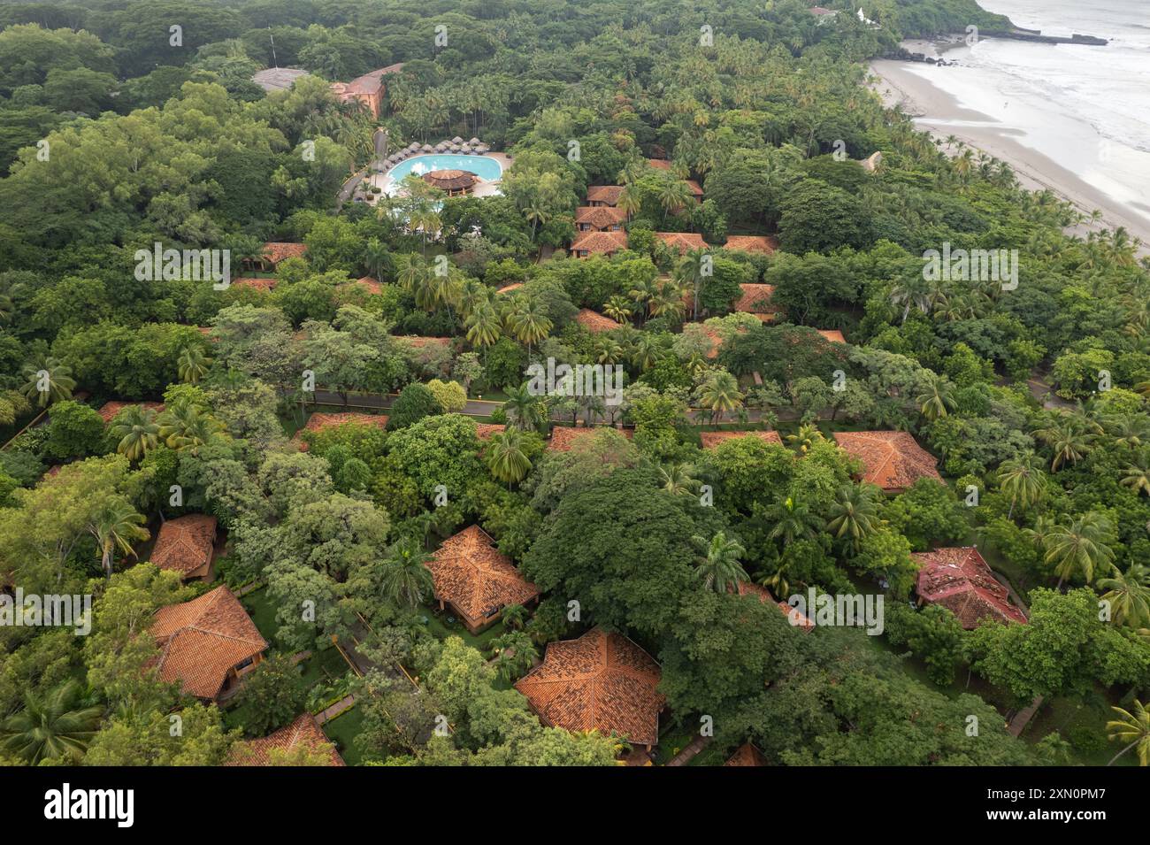 Complexe hôtelier tropical avec vue sur l'océan et vue sur les drones aériens de la grande piscine Banque D'Images