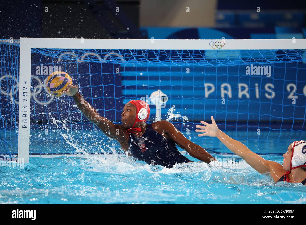 Paris, Ile de France, France. 29 juillet 2024. La gardienne américaine Ashleigh Johnson (1) lors du match entre les États-Unis et l'Espagne dans le groupe B de water-polo féminin lors des Jeux Olympiques d'été de Paris 2024 au Centre aquatique. (Crédit image : © David G. McIntyre/ZUMA Press Wire) USAGE ÉDITORIAL SEULEMENT! Non destiné à UN USAGE commercial ! Banque D'Images