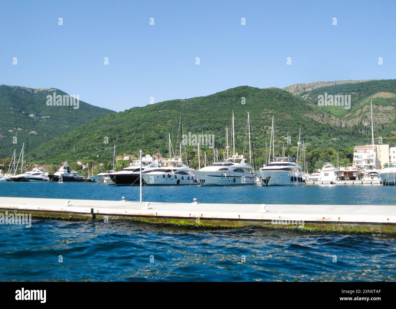 Monténégro, juin 2011 : vue depuis l'eau au lieu d'amarrage, ou parking de yachts de luxe privés au large de la côte du Monténégro. Banque D'Images