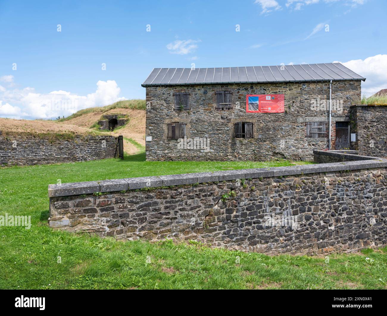 Dans le nord de Champagne Ardennes se trouve les vieux murs de pierre de la forteresse Rocroi dans le nord de la France sous le ciel bleu d'été Banque D'Images