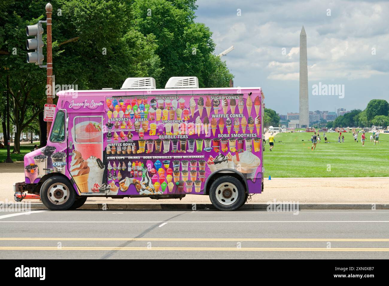 Fourgonnette de crème glacée et de nourriture garée sur le centre commercial avec le George Washington Monument au loin. Washington DC, États-Unis. Banque D'Images