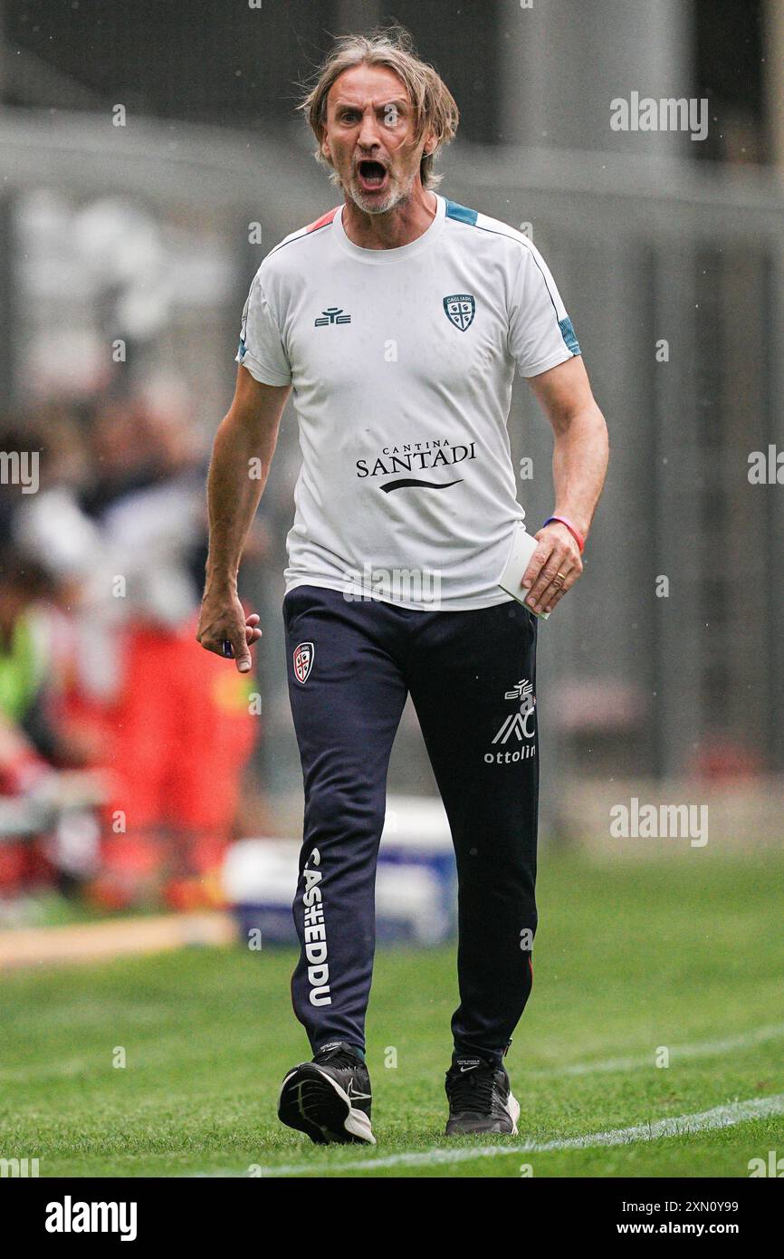 Saint Vincent, Italie. 30 juillet 2024. Davide Nicola, entraîneur-chef de Cagliari, lors du match de football d'avant-saison entre Cagliagli et Catanzaro au Stadio Perucca à Saint-Vincent, dans le nord-ouest de l'Italie - mardi 30 juillet 2024. Sport - Soccer . (Photo de Marco Alpozzi/Lapresse) crédit : LaPresse/Alamy Live News Banque D'Images