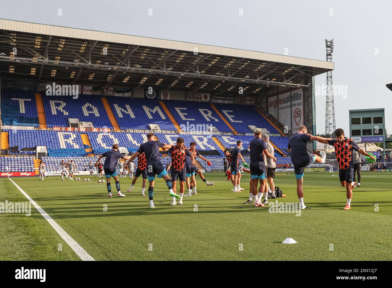 Birkenhead, Royaume-Uni. 30 juillet 2024. Les payeurs de Blackpool s'échauffent sous le soleil du soir lors du match amical de pré-saison Tranmere Rovers vs Blackpool à Prenton Park, Birkenhead, Royaume-Uni, le 30 juillet 2024 (photo par Mark Cosgrove/News images) à Birkenhead, Royaume-Uni le 30/07/2024. (Photo de Mark Cosgrove/News images/SIPA USA) crédit : SIPA USA/Alamy Live News Banque D'Images