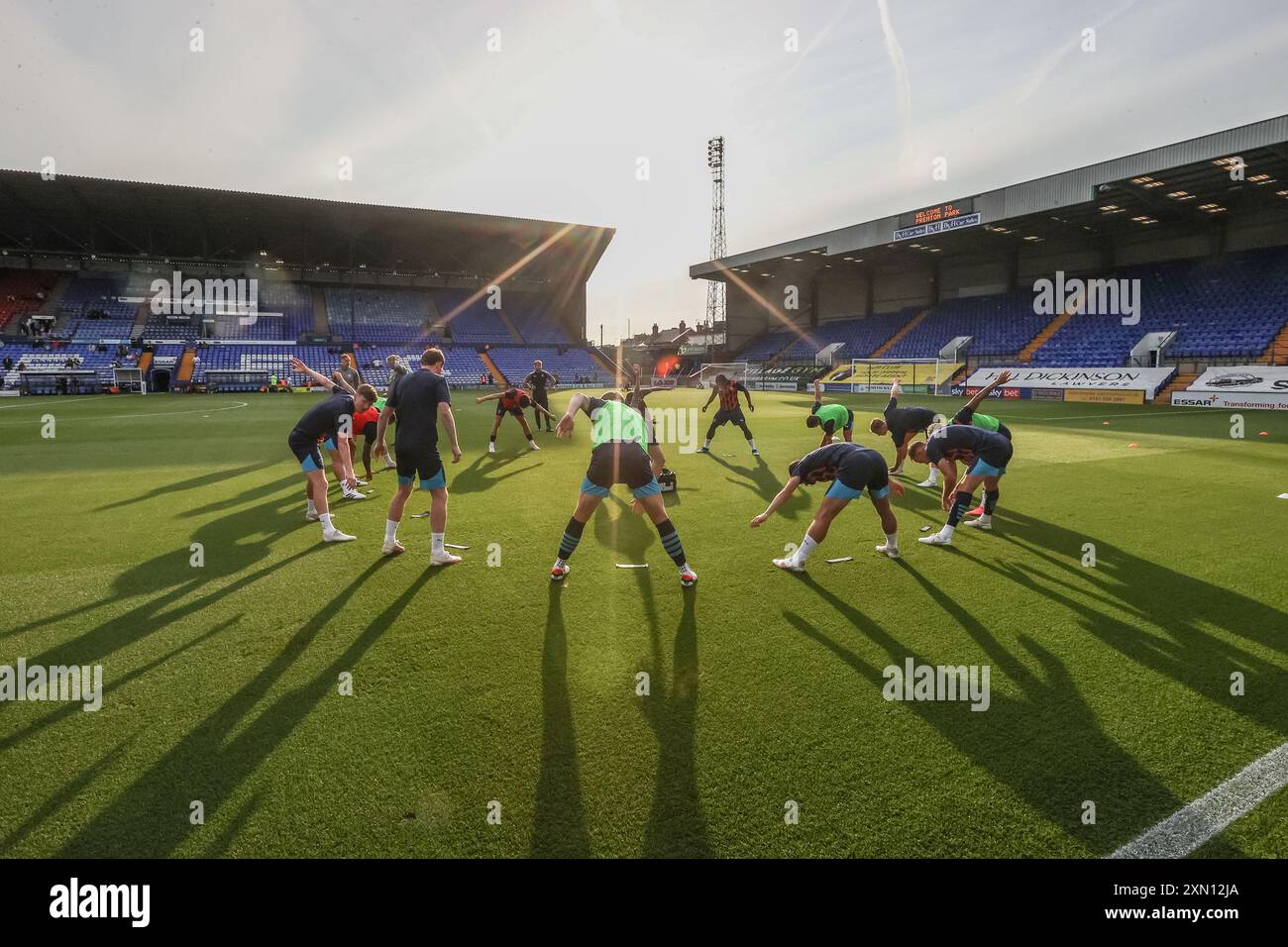 Birkenhead, Royaume-Uni. 30 juillet 2024. Les payeurs de Blackpool s'échauffent sous le soleil du soir lors du match amical de pré-saison Tranmere Rovers vs Blackpool à Prenton Park, Birkenhead, Royaume-Uni, le 30 juillet 2024 (photo par Mark Cosgrove/News images) à Birkenhead, Royaume-Uni le 30/07/2024. (Photo de Mark Cosgrove/News images/SIPA USA) crédit : SIPA USA/Alamy Live News Banque D'Images